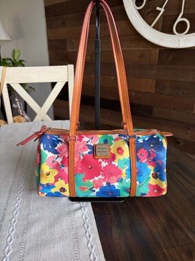 Dooney & Bourke Watercolor floral Barrel Bag💐💛❤️